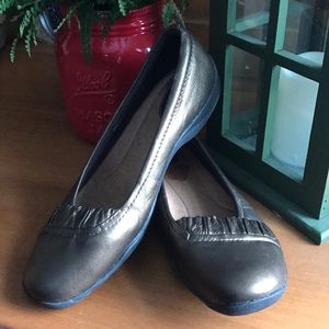 LIKE NEW CLARKS ARTISAN SLIP ONS SZ 7 1/2W